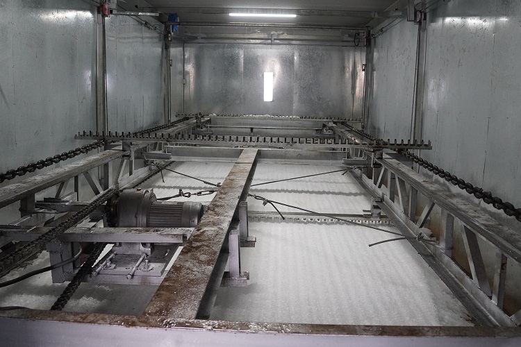 Macchina per il ghiaccio in scaglie con sistema di rastrello automatico del ghiaccio installato presso l