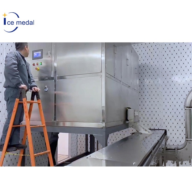 La linea di produzione completamente automatica per coppa di ghiaccio consente uno sviluppo di alta qualità dell'industria dei gelati