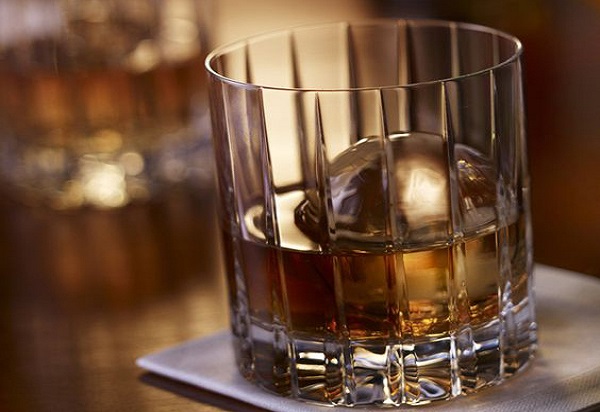 sfera di ghiaccio per whisky