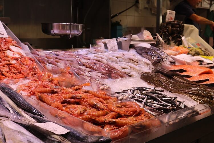 Quali sono i vantaggi della macchina per il ghiaccio in scaglie da 5 tonnellate per la conservazione dei frutti di mare?