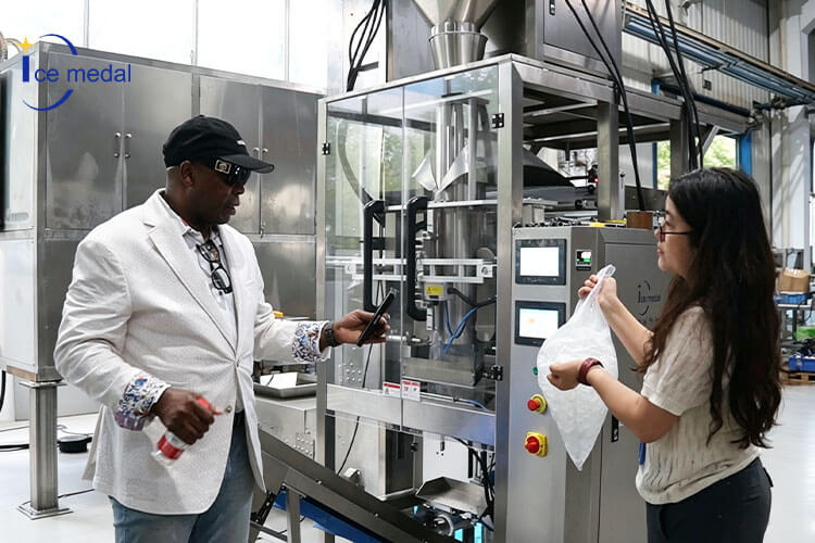 Ispezione della macchina del cliente in fabbrica.jpg